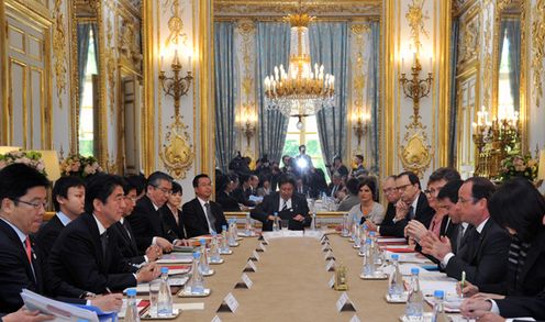 安倍总理访问了法国。