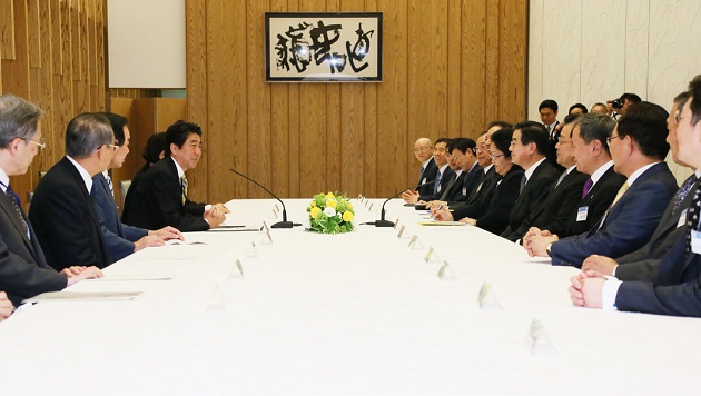 安倍总理在总理大臣官邸接受了日韩经济界人士会议代表的拜会。