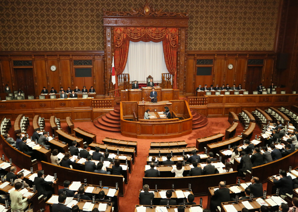 安倍总理出席了参议院全体会议。