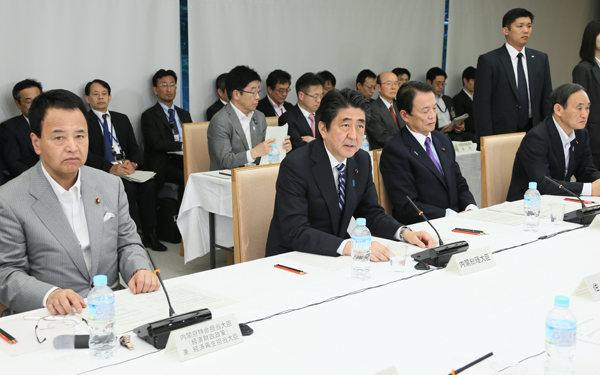 安倍总理在总理大臣官邸召开了“2014年第七次经济财政咨询会议”。