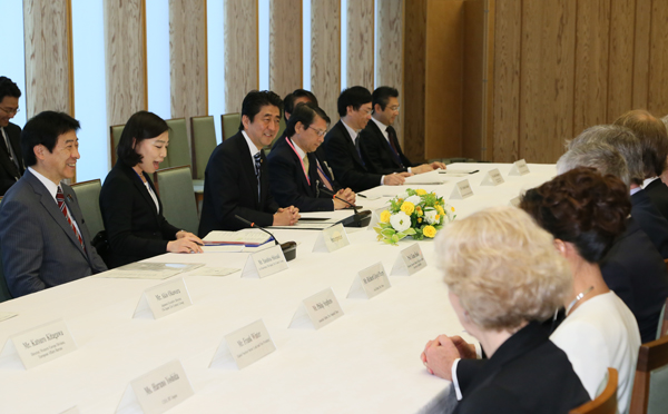 安倍总理在总理大臣官邸接受了日英友好21世纪委员会英方委员的拜会。