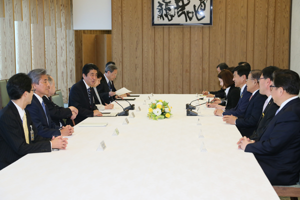 安倍总理在总理大臣官邸接受了日韩下一代领导人交流活动参加者的拜会。
