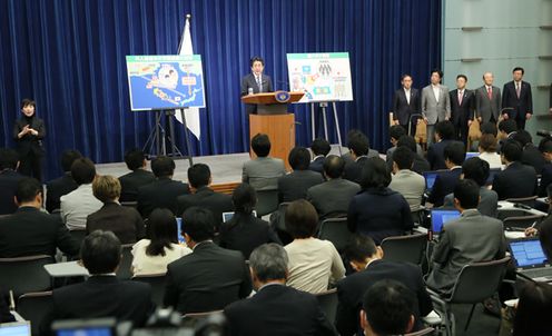 安倍总理在总理大臣官邸举行了记者招待会。