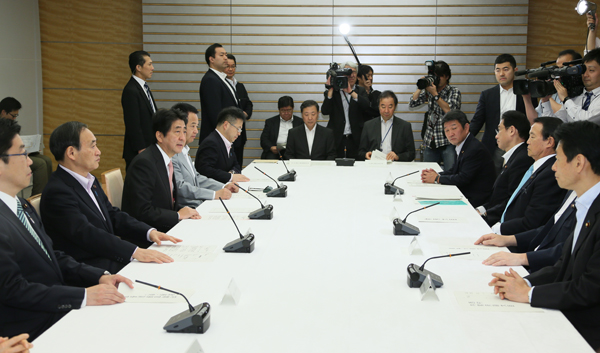 安倍总理在总理大臣官邸出席了第十一次“有关跨太平洋伙伴关系协议（TPP）的主要阁僚会议”。