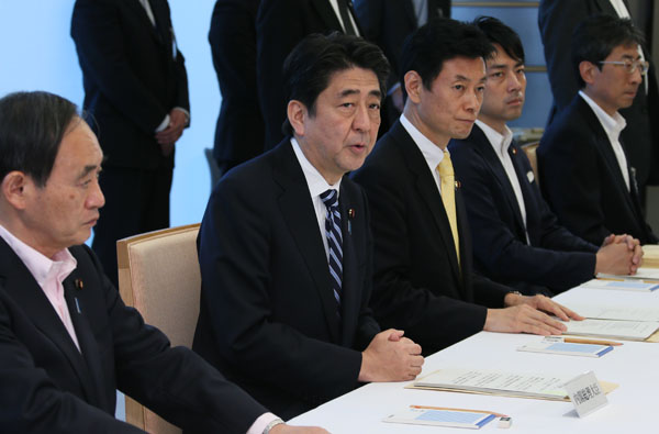 安倍总理在总理大臣官邸出席了“关于荣典(国家功勋)的有识之士会议”。