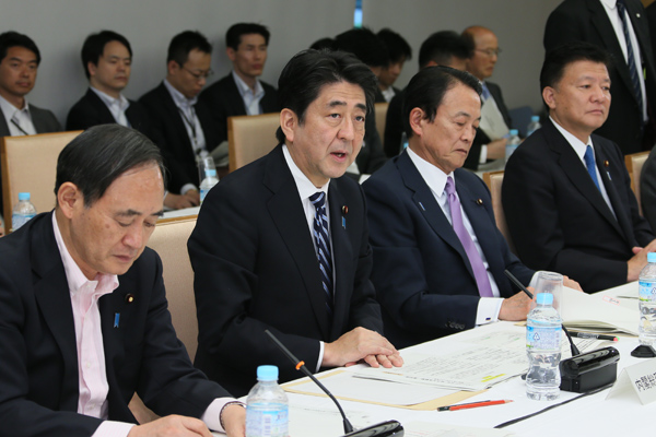安倍总理在总理大臣官邸召开了“第五次经济财政咨询会议・产业竞争力会议联合会议”。