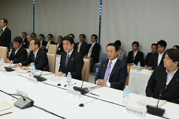 安倍总理在总理大臣官邸召开了第三次产业竞争力会议专题会议。