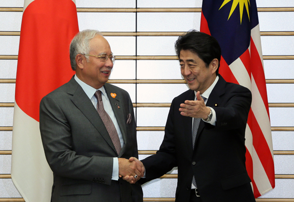 安倍总理在总理大臣官邸与马来西亚总理纳吉布•拉扎克举行了会谈等。