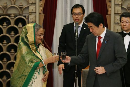 安倍总理在总理大臣官邸与孟加拉人民共和国总理谢赫・哈西娜举行了会谈等。