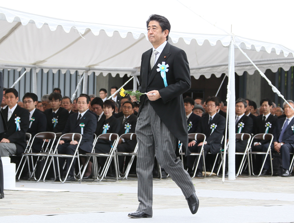 在真子内亲王殿下的莅临之下，安倍总理出席了在千鸟之渊战殁者墓苑举行的祭拜仪式。