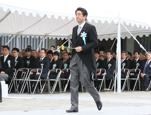 在真子内亲王殿下的莅临之下，安倍总理出席了在千鸟之渊战殁者墓苑举行的祭拜仪式。