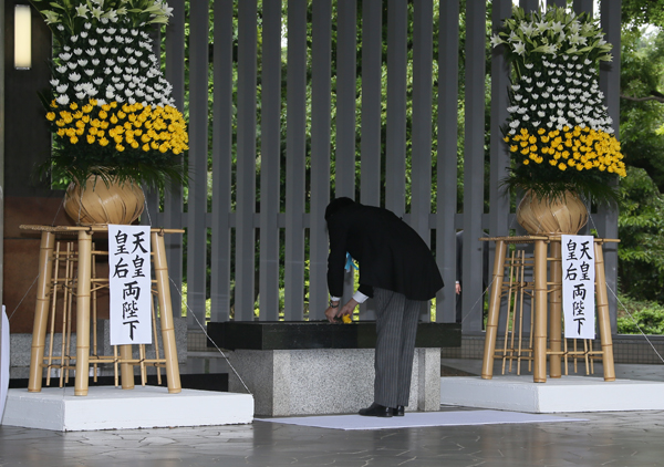 在真子内亲王殿下的莅临之下，安倍总理出席了在千鸟之渊战殁者墓苑举行的祭拜仪式。