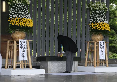 在真子内亲王殿下的莅临之下，安倍总理出席了在千鸟之渊战殁者墓苑举行的祭拜仪式。