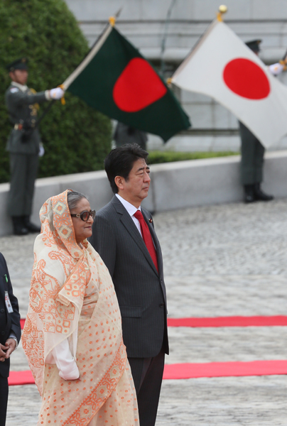 安倍总理在迎宾馆为正式访问日本的孟加拉人民共和国总理哈西娜举行了欢迎仪式。
