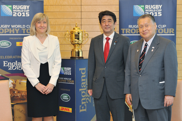 作为橄榄球世界杯赛2015奖杯巡展活动的一环,安倍总理在总理大臣官邸接受了橄榄球世界杯赛2015组织委员会戴维・吉邦斯等的拜会。