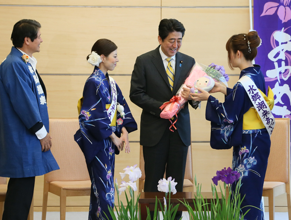 安倍总理在总理大臣官邸接受了菖蒲姑娘等的拜会。