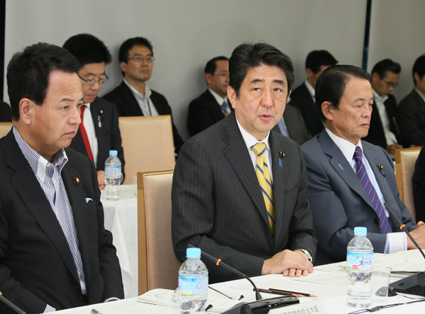 安倍总理在总理大臣官邸召开了2014年第八次经济财政咨询会议。