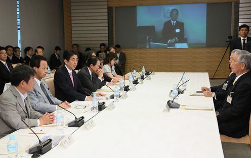 安倍总理在总理大臣官邸召开了第四次产业竞争力会议专题会议。