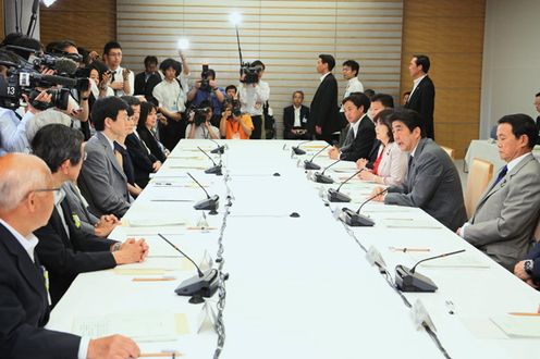安倍总理在总理大臣官邸召开了第十一次行政改革推进会议。