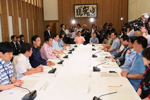 安倍总理在总理大臣官邸召开了第三次国土強靭化推进本部会议。
