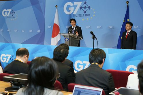 正在访问比利时的安倍总理出席了以外交政策、世界经济、能源和气候变化为议题的会议。