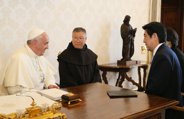 安倍总理在梵蒂冈觐见了弗朗西斯柯教皇并与罗马教廷国务卿伯多禄•帕罗林举行了会谈。其后，与意大利总理马泰奥•伦齐进行了工作午餐等。