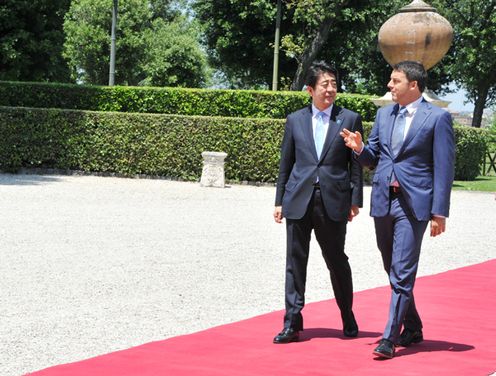 安倍总理在梵蒂冈觐见了弗朗西斯柯教皇并与罗马教廷国务卿伯多禄•帕罗林举行了会谈。其后,与意大利总理马泰奥•伦齐进行了工作午餐等。