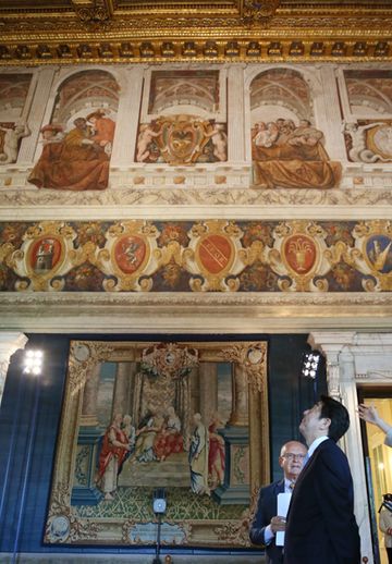 安倍总理在梵蒂冈觐见了弗朗西斯柯教皇并与罗马教廷国务卿伯多禄•帕罗林举行了会谈。其后，与意大利总理马泰奥•伦齐进行了工作午餐等。