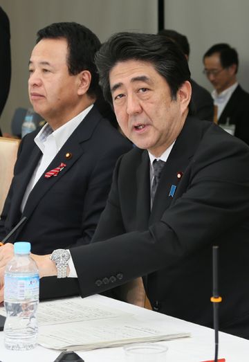 安倍总理在总理大臣官邸召开了2014年第十次经济财政咨询会议。