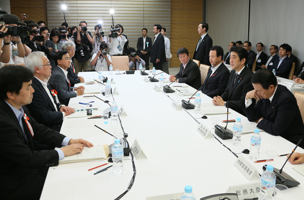 安倍总理在总理大臣官邸召开了2014年第十次经济财政咨询会议。
