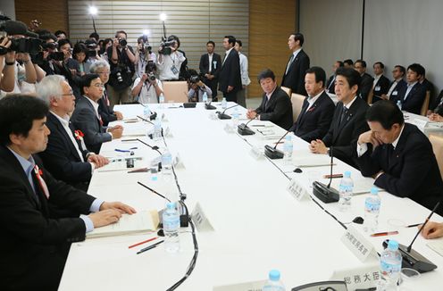 安倍总理在总理大臣官邸召开了2014年第十次经济财政咨询会议。