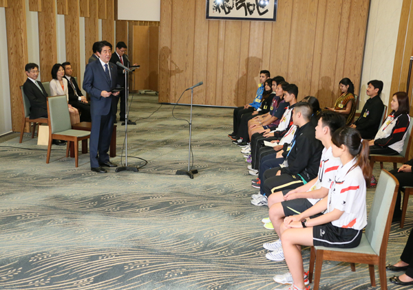 安倍总理在总理大臣官邸接受了JENESYS 2.0（21世纪东亚青少年大交流计划）青少年羽毛球访日团的拜访。