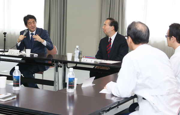 安倍总理走访庆应义塾大学医院，视察了先进医疗的现场。