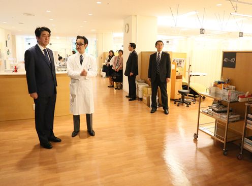 安倍总理走访庆应义塾大学医院，视察了先进医疗的现场。