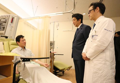 安倍总理走访庆应义塾大学医院，视察了先进医疗的现场。
