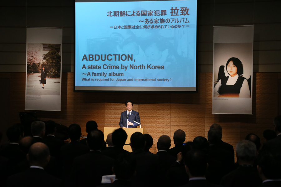 安倍总理在横田夫妇的陪同说明下，参观了在众议院第一议员会馆举办的绑架问题相关摄影展“北朝鲜的国家犯罪・绑架～一个家庭的影集”。
