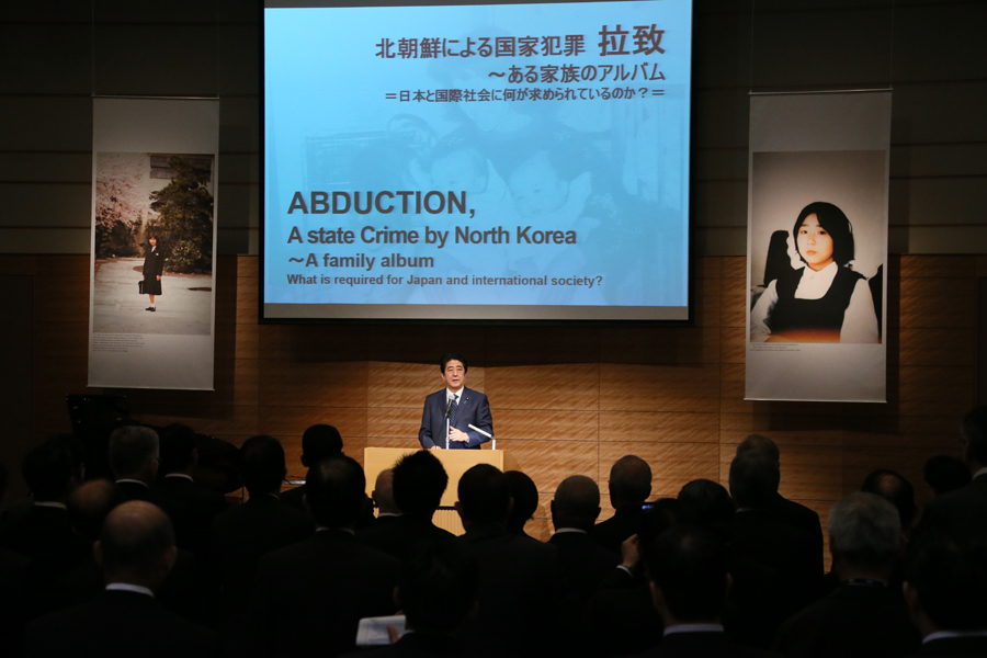 安倍总理在横田夫妇的陪同说明下，参观了在众议院第一议员会馆举办的绑架问题相关摄影展“北朝鲜的国家犯罪・绑架～一个家庭的影集”。
