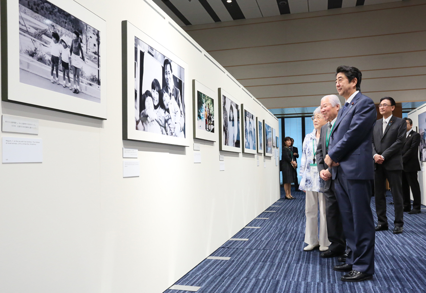安倍总理在横田夫妇的陪同说明下，参观了在众议院第一议员会馆举办的绑架问题相关摄影展“北朝鲜的国家犯罪・绑架～一个家庭的影集”。
