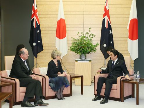安倍总理在总理大臣官邸接受了澳大利亚外交部长朱莉•毕晓普和国防部长戴维・约翰斯顿的拜会。