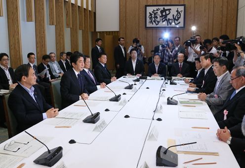 安倍总理在总理大臣官邸出席了2014年度第一次“中央与地方协商会议”。
