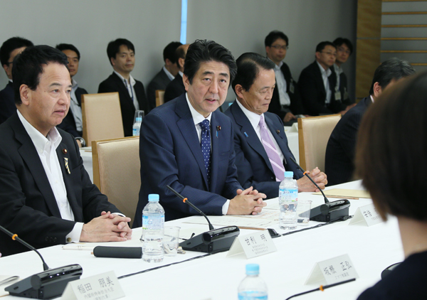 安倍总理在总理大臣官邸召开了2014年第十六次产业竞争力会议。