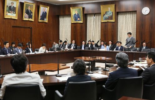 安倍总理出席了参议院文教科学委员会。