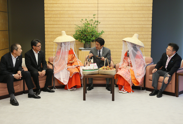 安倍总理在总理大臣官邸接受了“梅娘”的拜访。