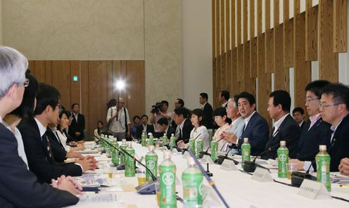安倍总理在总理大臣官邸出席了第三十五次规制改革会议。