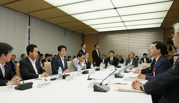 安倍总理在总理大臣官邸召开了2014年第十一次经济财政咨询会议。