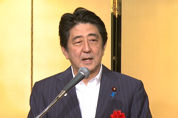 安倍总理出席了在东京都内宾馆举行的日本生产性本部新会长就任发布宴会。
