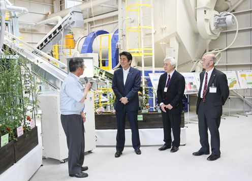 安倍总理视察了岛根县和鸟取县。