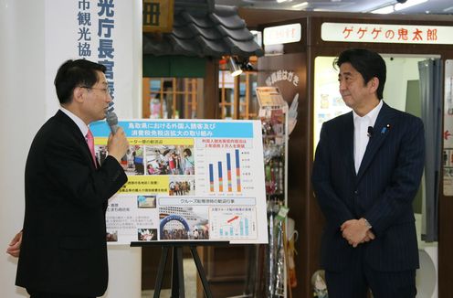 安倍总理视察了岛根县和鸟取县。