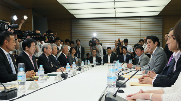安倍总理在总理大臣官邸召开了第十七次产业竞争力会议。