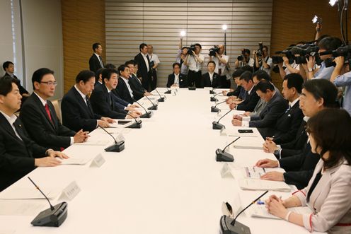 安倍总理在总理大臣官邸召开了第四次观光立国推进阁僚会议。